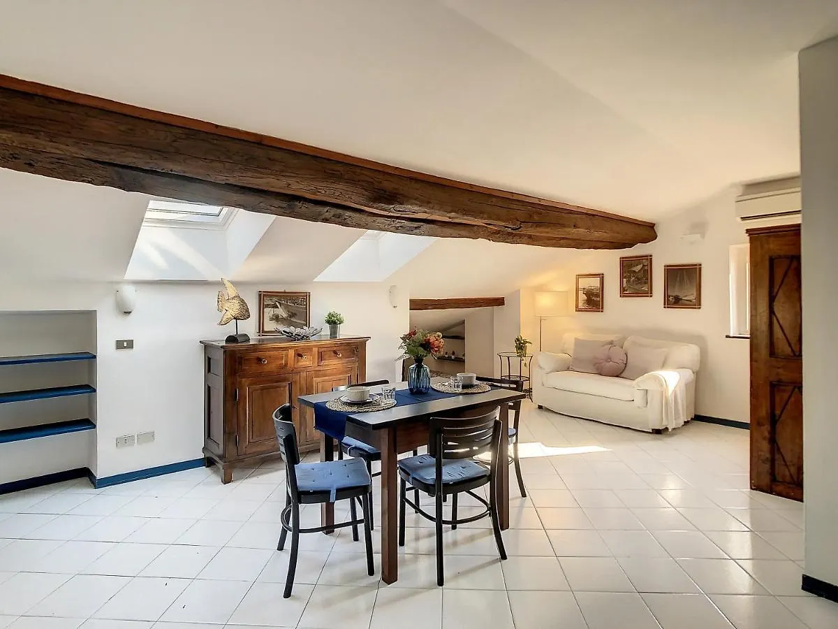 Apartment La Mansarda Sui Tetti By Holiday World Varazze